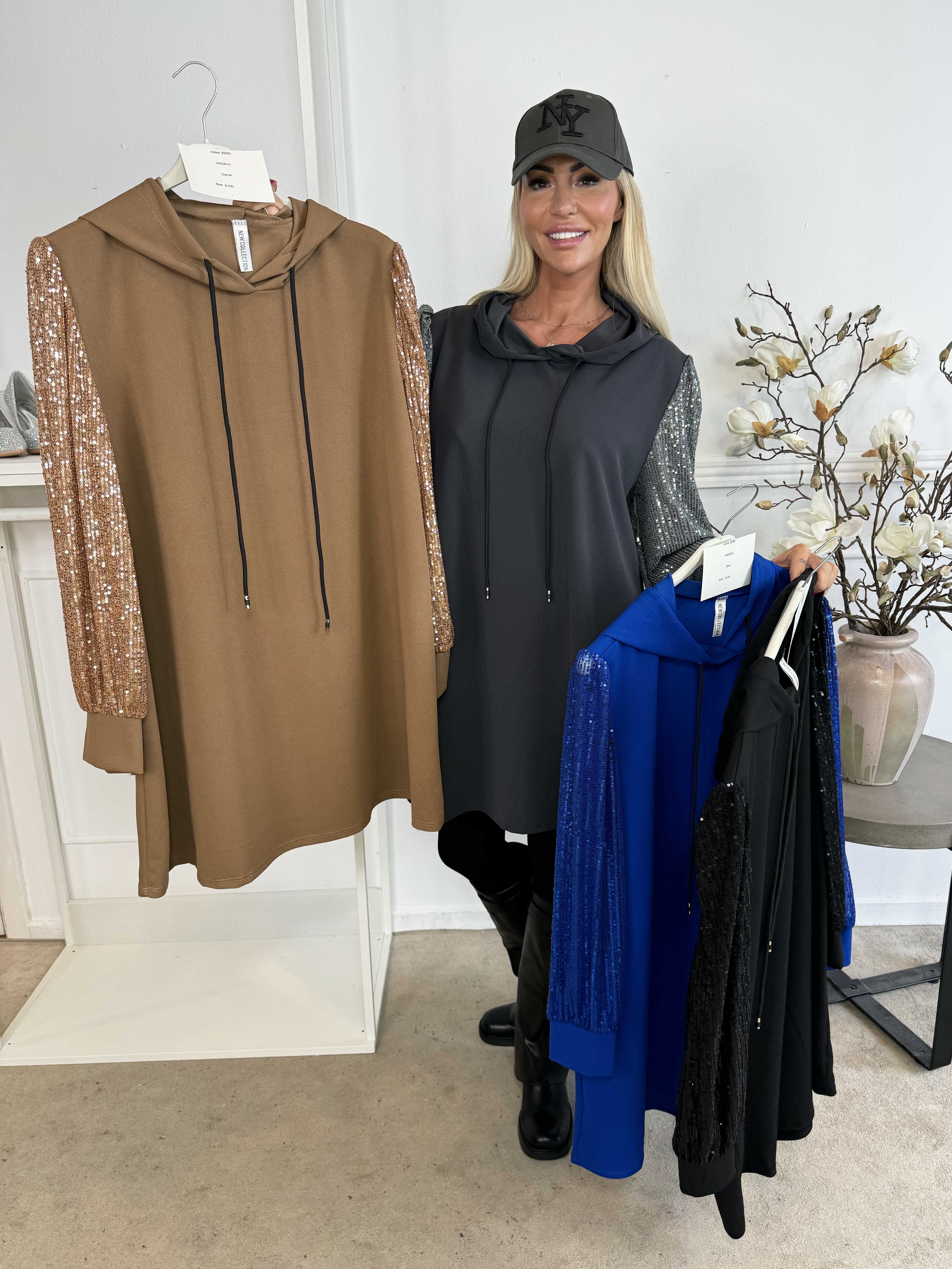 Adara - Enfärgad hoodie klänning med paljettärmar